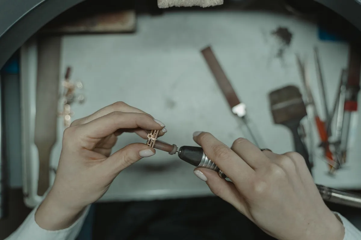 Pulido de un anillo con herramienta rotativa